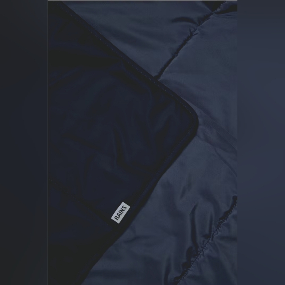 NWT Rains Waterproof Blanket Navy $125 retail - Picture 3 of 6